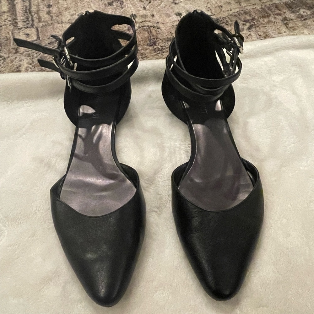 Women’s Nine West black zip up flats size 9.5